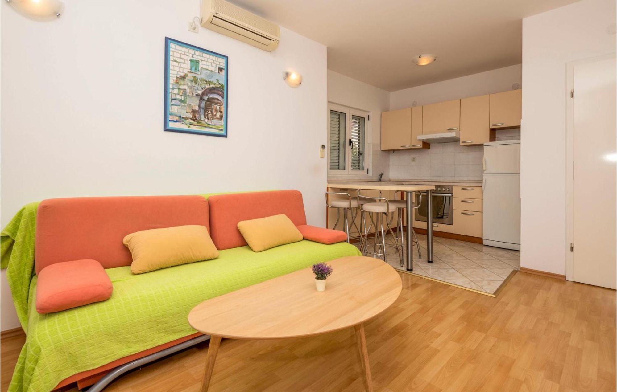 Lovely Apartment In Makarska With Kitchen Buitenkant foto