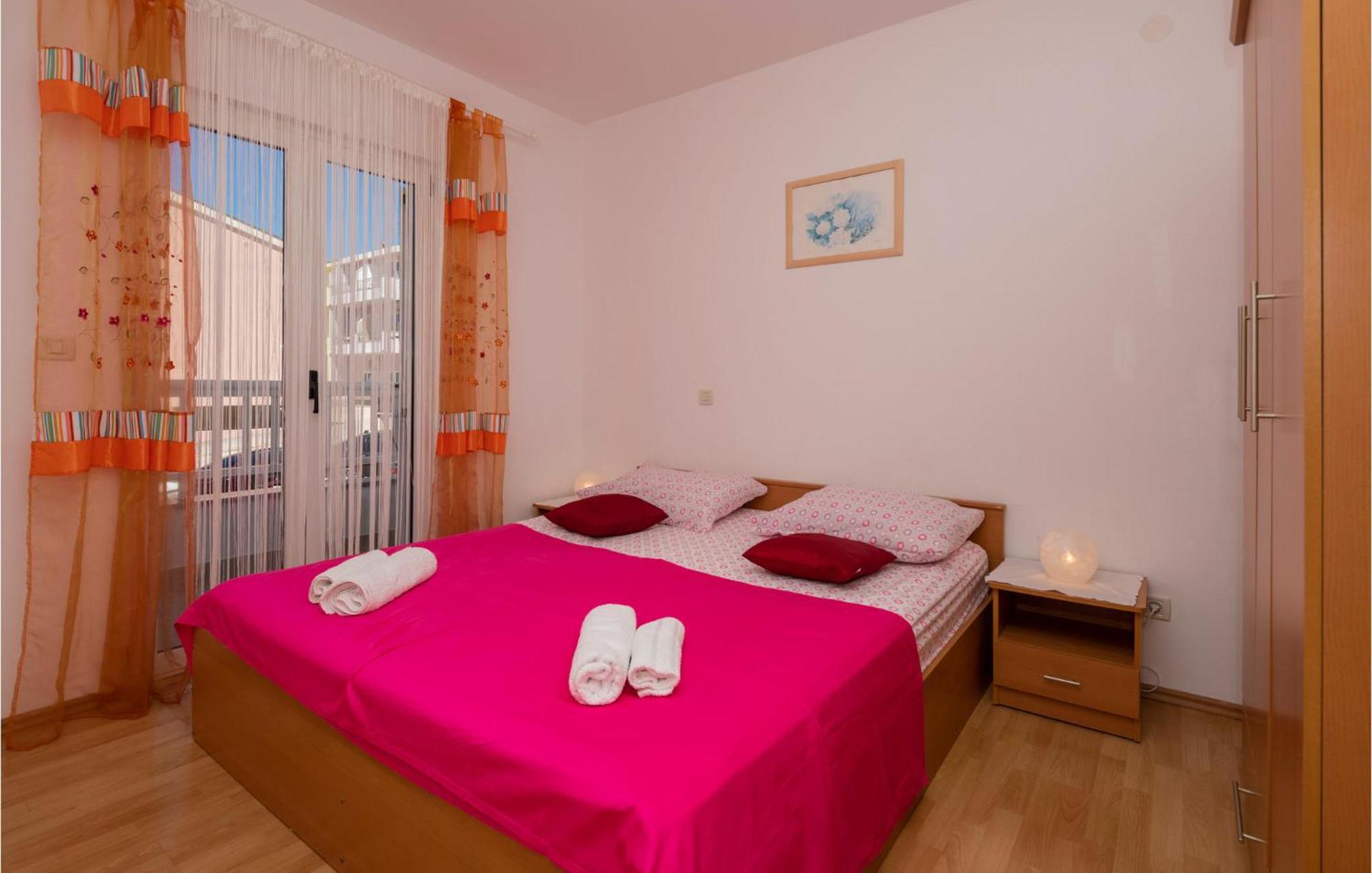 Lovely Apartment In Makarska With Kitchen Buitenkant foto