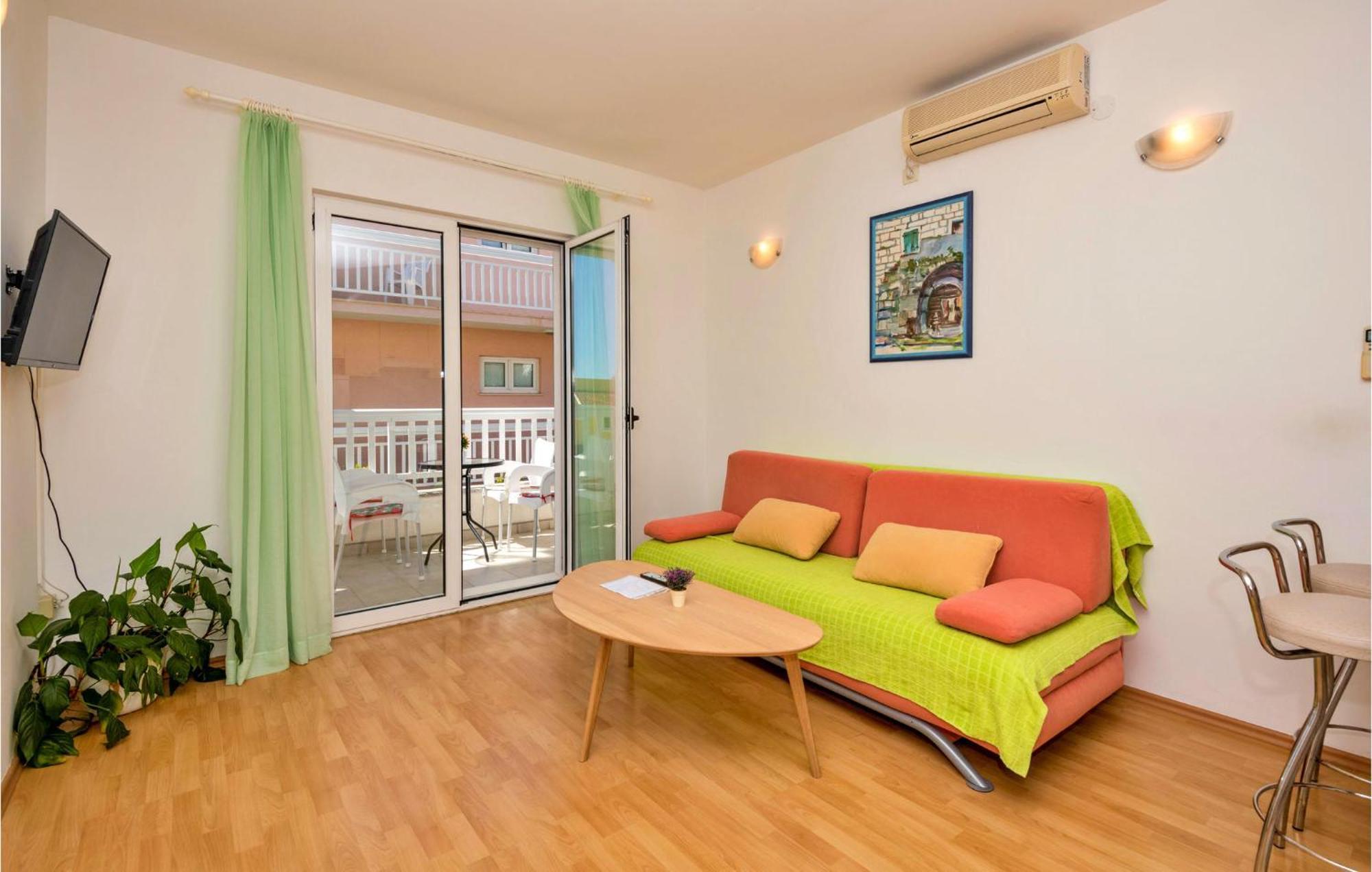 Lovely Apartment In Makarska With Kitchen Buitenkant foto