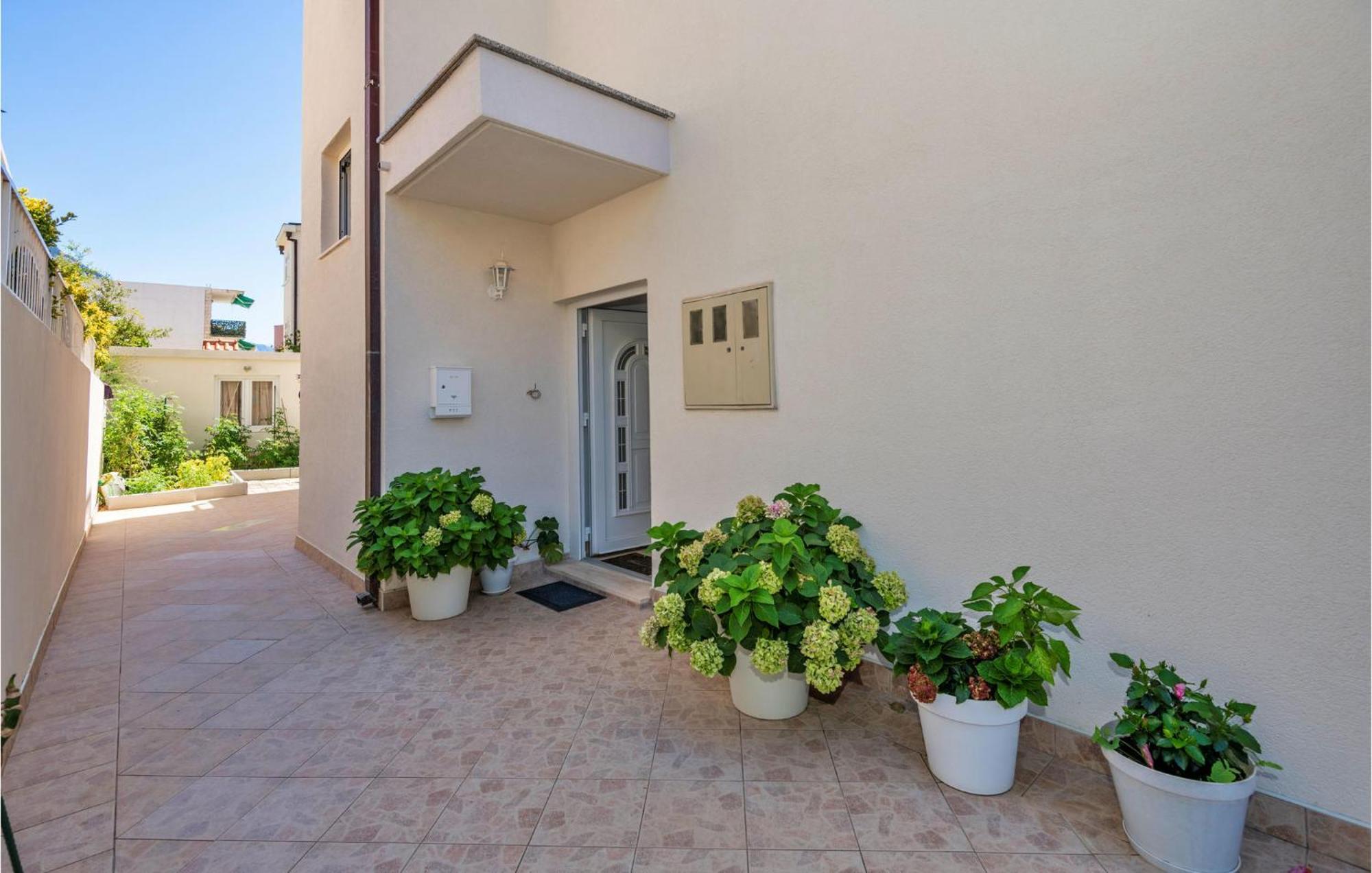 Lovely Apartment In Makarska With Kitchen Buitenkant foto