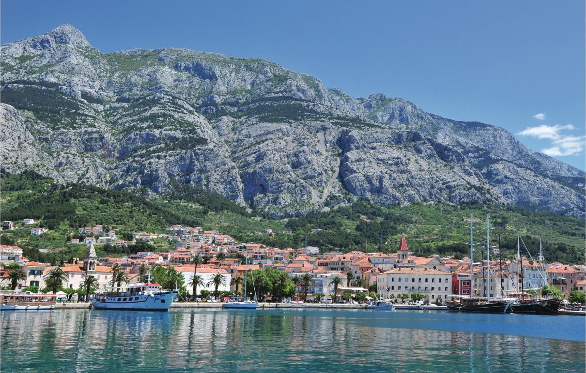 Lovely Apartment In Makarska With Kitchen Buitenkant foto